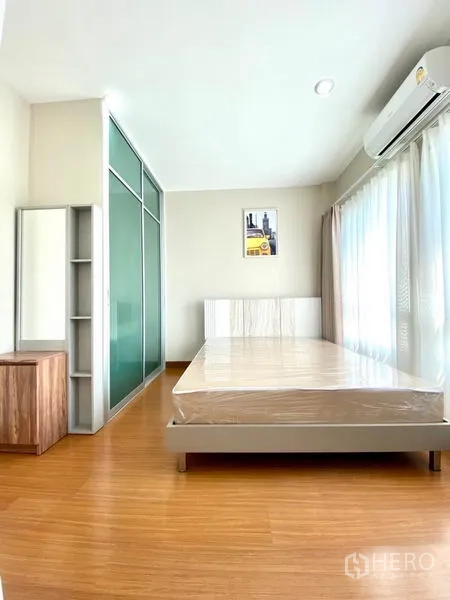 ทาวน์เฮาส์ ให้เช่าในPrawet, Bangkok - ห้องนอนสว่าง พร้อมแอร์ ตู้บานเลื่อนกระจกสีเขียว และหน้าต่างเต็มบาน.