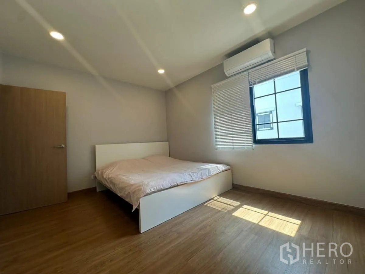 บ้านเดี่ยว for rent in Bang Phli, Samut Prakan - ห้องนอนพร้อมเตียงและเครื่องปรับอากาศ รับแสงธรรมชาติ