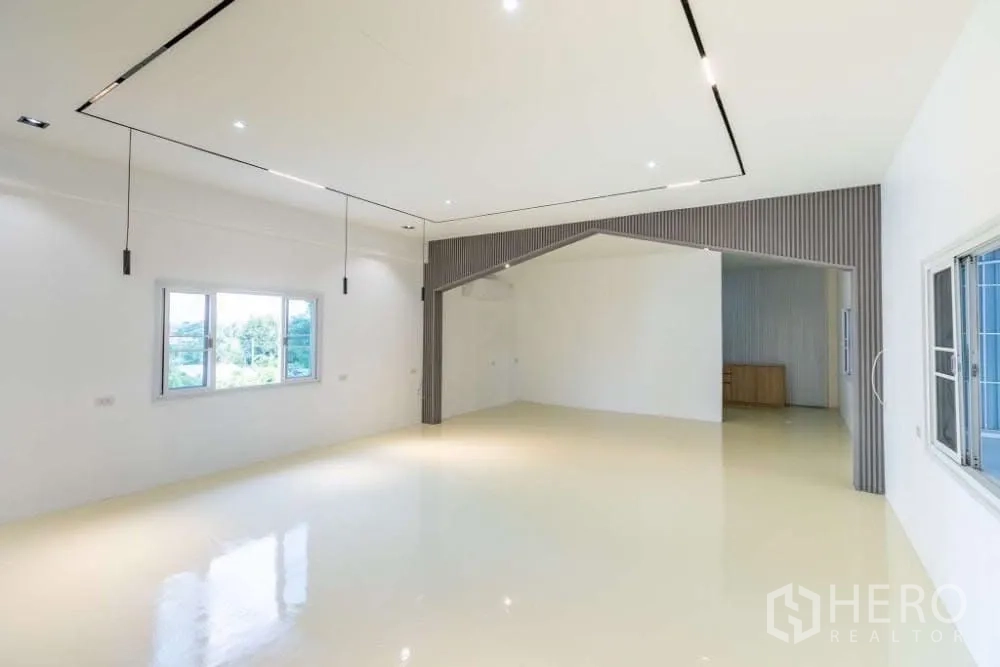 คลังสินค้า ให้เช่าในLat Krabang, Bangkok - ห้องสำนักงานชั้นบนสว่าง พื้นเงา ไฟฝังฝ้า และหน้าต่างหลายบาน