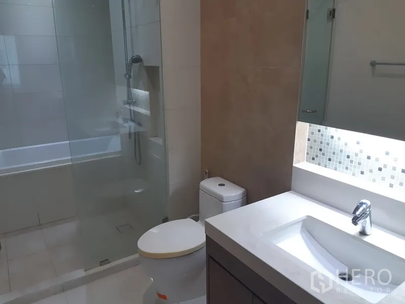 คอนโด ให้เช่าในKhlong Toei, Bangkok - ห้องน้ำสมัยใหม่ พร้อมเคาน์เตอร์อ่างล้างหน้า โถสุขภัณฑ์ และตู้กระจกกั้นอาบน้ำพร้อมอ่างอาบน้ำ