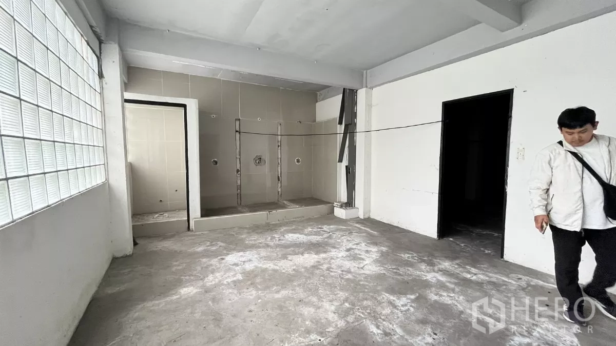 店屋 出租在Watthana, Bangkok - 上层未完成空间，预留管线与瓷砖湿区。