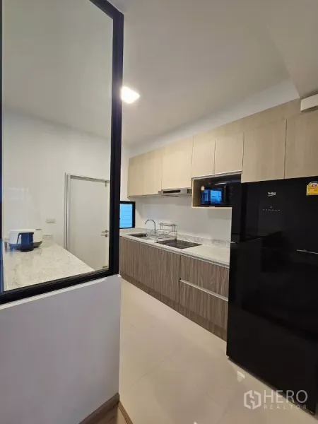Townhouse for rent in Bang Phli, Samut Prakan - Enclosed kitchen with glass partition, marble counters and built-in cabinets