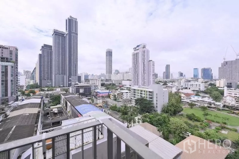 Condominium for rent in Watthana, Bangkok - Balcony view over the Ekkamai skyline with high‑rise towers and green spaces.