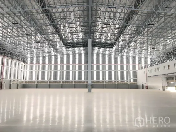 工厂 出租或出售在Samut Prakan - 宽阔仓库内部，超平整抛光地坪与高钢结构屋顶，引入充足采光。