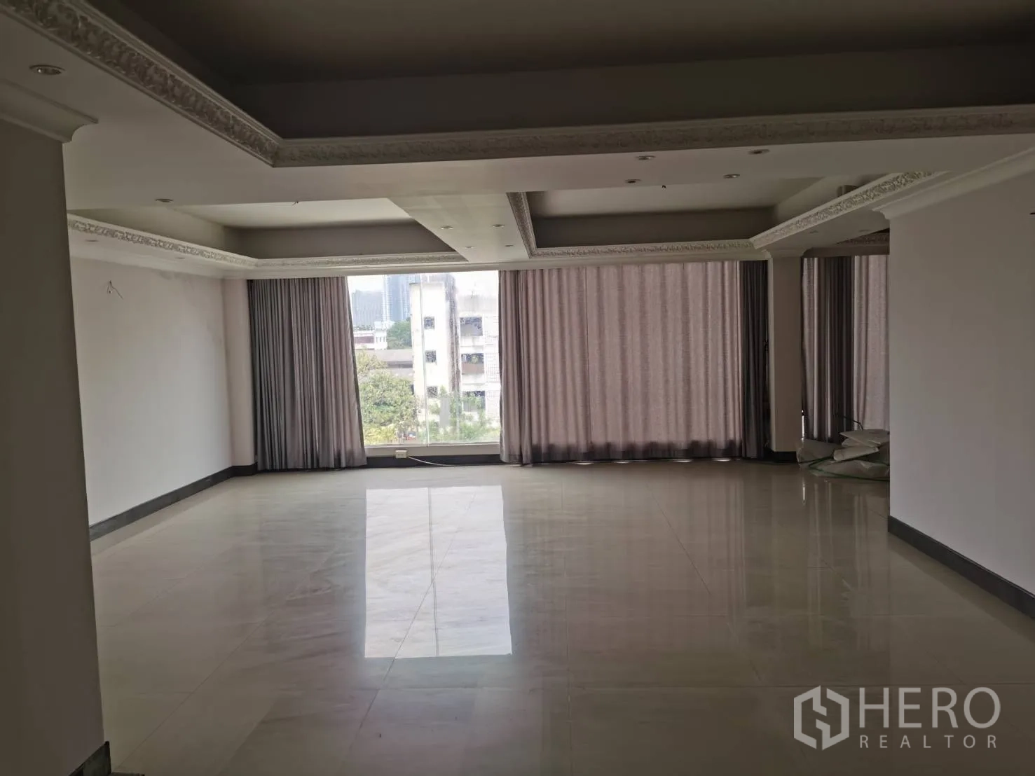 สำนักงานที่บ้าน ให้เช่าหรือขายในHuai Khwang, Bangkok - ห้องชั้นบนขนาดใหญ่ ฝ้าเล่นระดับ หน้าต่างบานใหญ่พร้อมผ้าม่าน มองเห็นเมือง