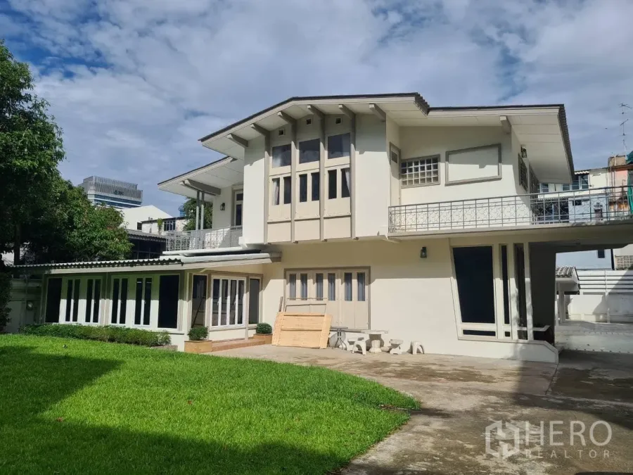 บ้าน ให้เช่าในKhlong Toei, Bangkok - บ้านเดี่ยวสองชั้นพร้อมสนามหญ้ากว้างและระเบียง เขตคลองเตย ใกล้ BTS เอกมัย ใต้ท้องฟ้าสีคราม