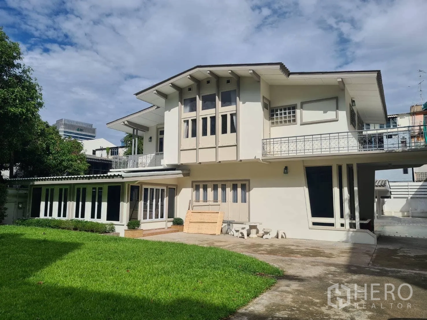 บ้าน ให้เช่าในKhlong Toei, Bangkok - บ้านเดี่ยวสองชั้นพร้อมสนามหญ้ากว้างและระเบียง เขตคลองเตย ใกล้ BTS เอกมัย ใต้ท้องฟ้าสีคราม