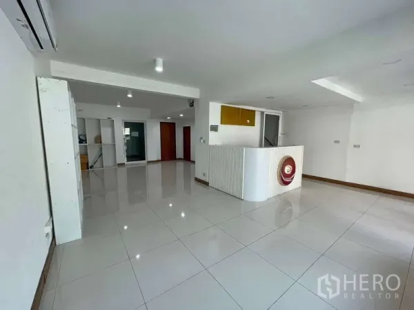 สำนักงานที่บ้าน ให้เช่าหรือขายในWang Thonglang, Bangkok - โถงโล่งสว่างปูพื้นกระเบื้องเงา พร้อมเคาน์เตอร์ต้อนรับโค้ง