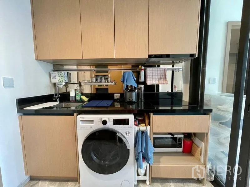 คอนโด ให้เช่าหรือขายในWatthana, Bangkok - ครัวขนาดกะทัดรัด เคาน์เตอร์หินสีดำ ตู้ลอย เครื่องซักอบและไมโครเวฟ