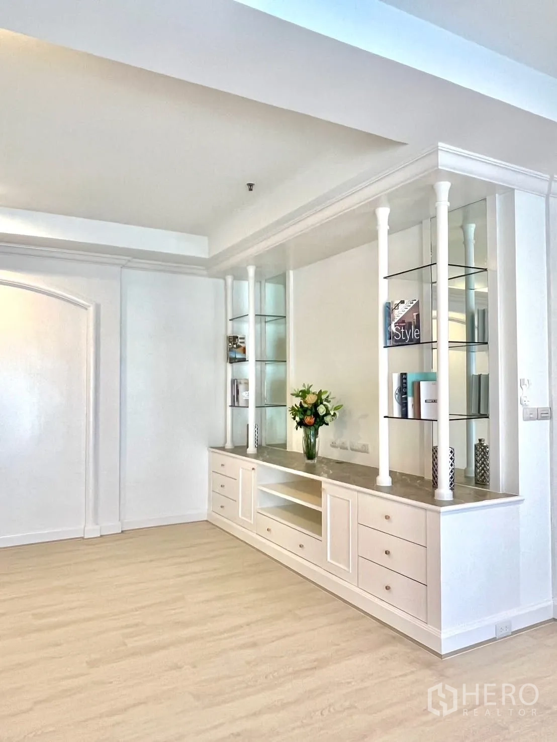 Condominium for rent in Khlong Toei, Bangkok - Built-in white cabinetry with glass shelves and a marble countertop.