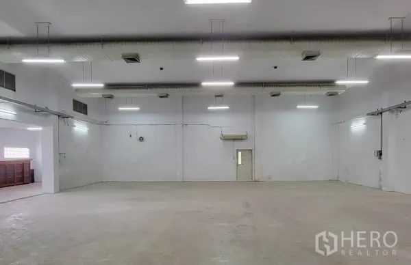 货栈 出租在Sam Phran, Nakhon Pathom - 高挑仓库大厅，管道通风与明亮LED灯