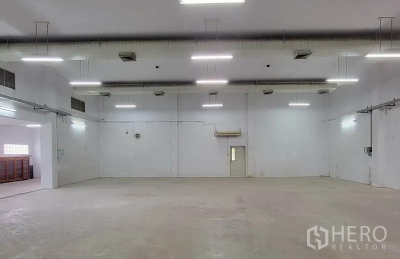 货栈 出租在Sam Phran, Nakhon Pathom - 高挑仓库大厅，管道通风与明亮LED灯