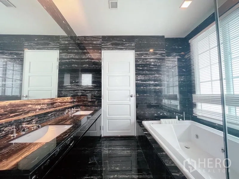 Detached House for rent in Bang Phli, Samut Prakan - Luxury bathroom with black marble walls, double vanity and soaking bathtub