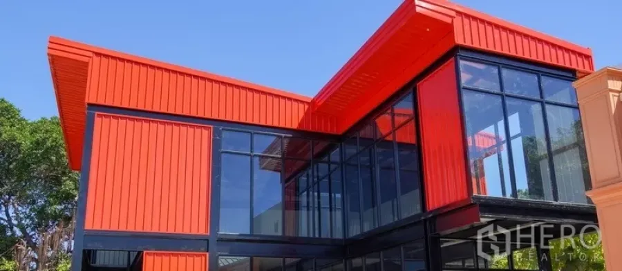 零售空间 出租在Bang Na, Bangkok - 曼谷邦那现代红黑外立面零售楼，整面落地玻璃门头。