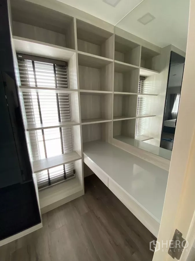 บ้าน ให้เช่าในPrawet, Bangkok - ห้องแต่งตัวบิวท์อิน พร้อมชั้นวางแบบเปิด กระจกเงา และโต๊ะเครื่องแป้ง