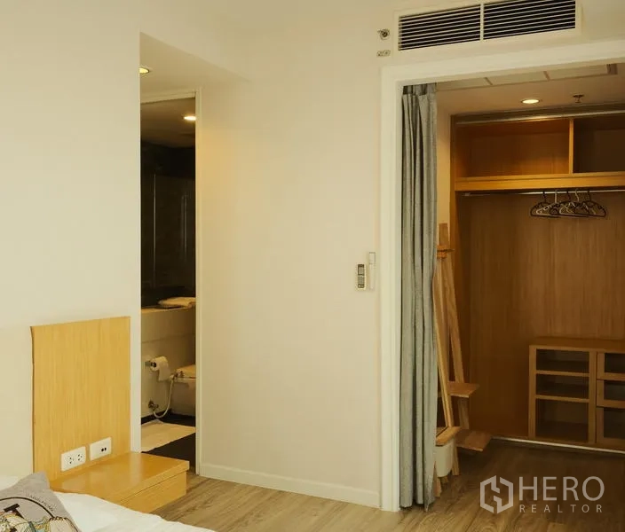 公寓 出租在Bang Rak, Bangkok - 主卧望向浴室入口与步入式衣帽间的视角