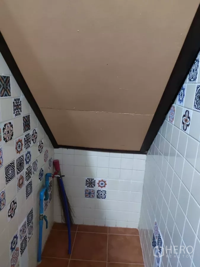 零售空间 出租在Watthana, Bangkok - 楼梯下储物角，花纹墙砖与管线