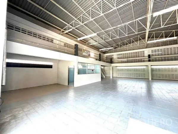 คลังสินค้า ให้เช่าในBang Phli, Samut Prakan - พื้นที่โกดังโปร่ง เพดานสูง โครงหลังคาเหล็ก พื้นกระเบื้อง และชั้นลอยพร้อมห้องสำนักงาน