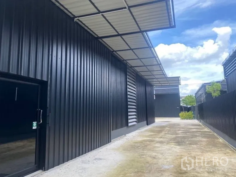 คลังสินค้า ให้เช่าในLat Phrao, Bangkok - ทางเดินด้านข้างมีหลังคากันสาด ผนังเมทัลชีทต่อเนื่องตลอดแนวโกดัง.