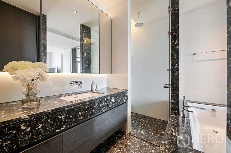 公寓 出租或出售在Khlong Toei, Bangkok - 豪华卫浴，黑色大理石台面、步入式雨淋和浴缸。