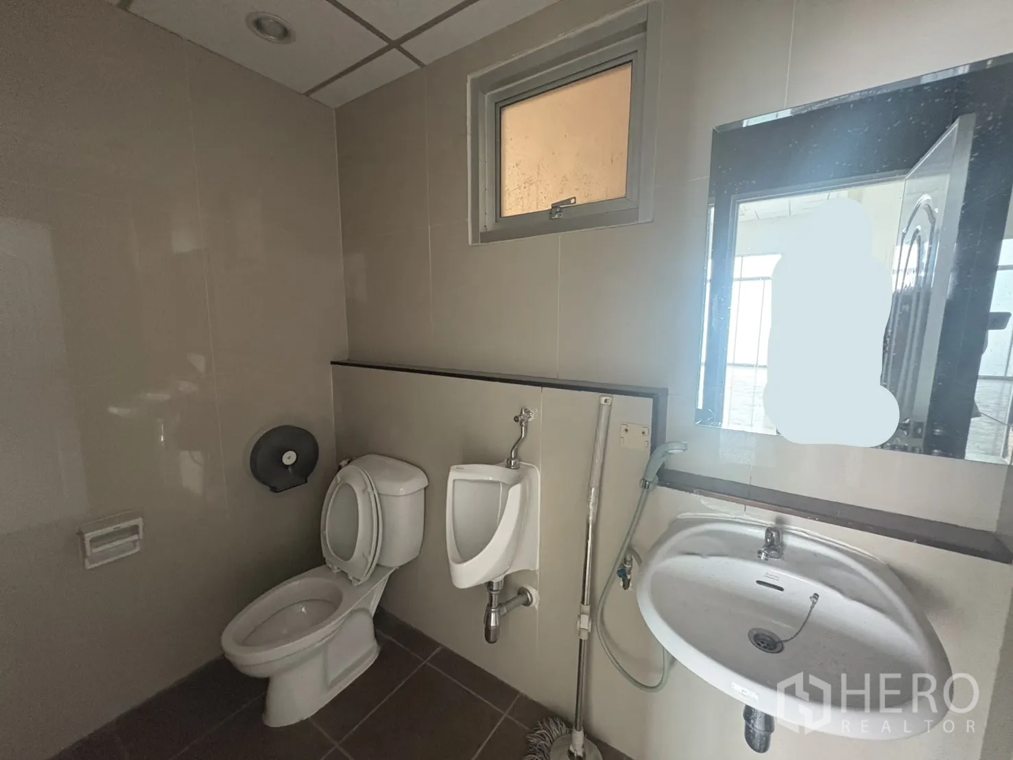 工厂 出租在Phra Samut Chedi, Samut Prakan - 卫生间配坐便器、小便斗、洗手盆与小窗，干净明亮。