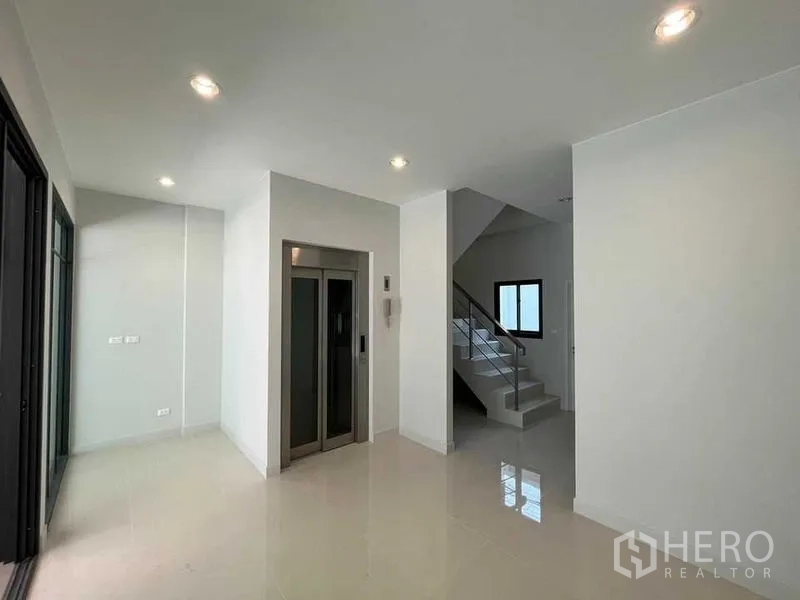 Home Office for rent - Ground-floor space with private elevator and stairway, ideal for reception or showroom.