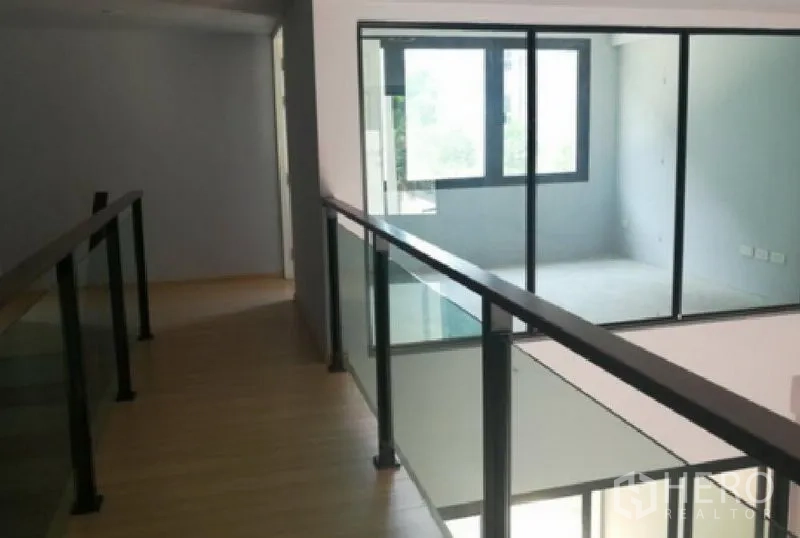 ทาวน์เฮาส์ ให้เช่าในYan Nawa, Bangkok - โถงชั้นบน ราวกันตกกระจก มองลงสู่โถงดับเบิลสเปซ และห้องกระจกติดหน้าต่าง