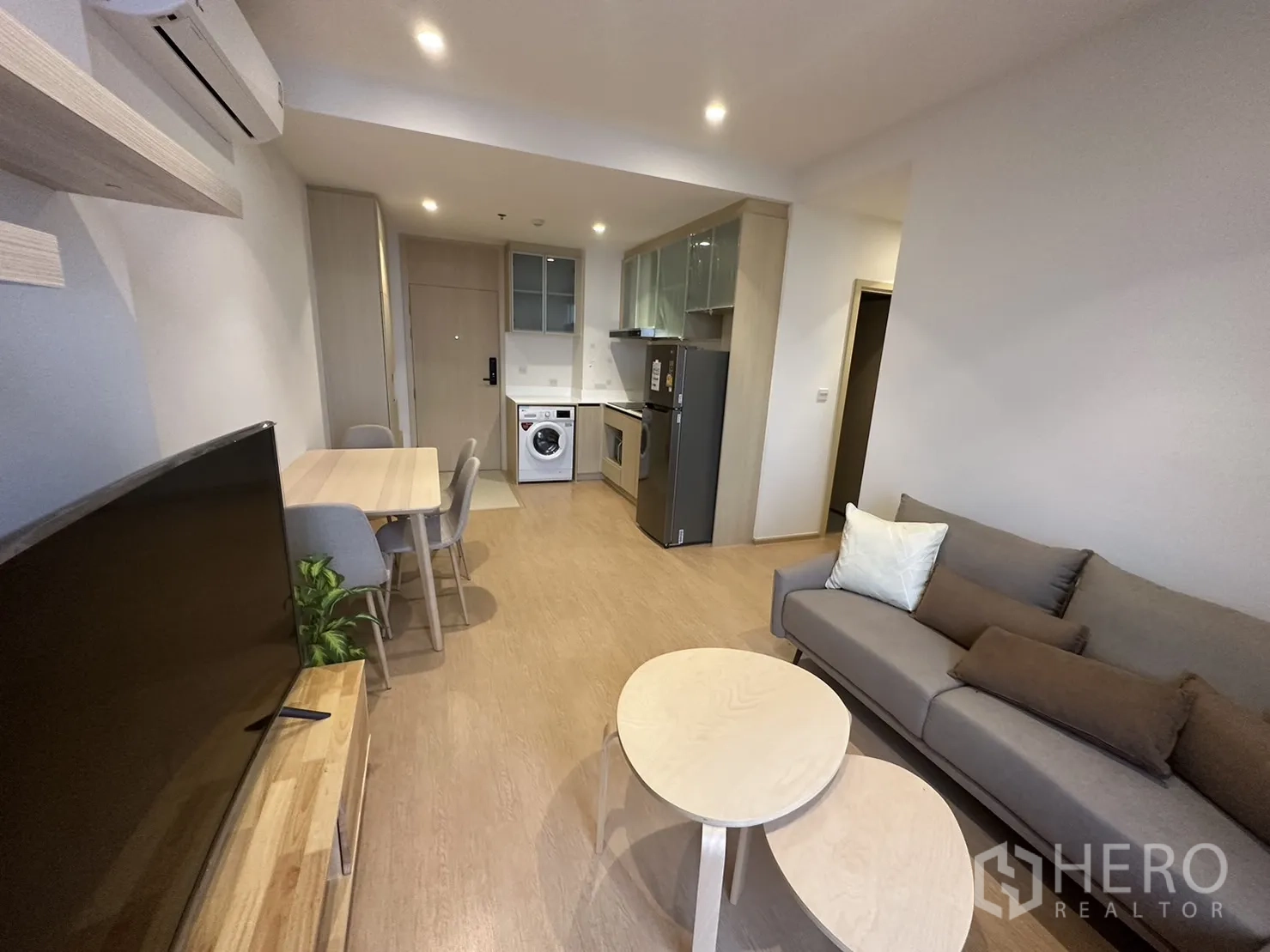 คอนโด ให้เช่าในWatthana, Bangkok - พื้นที่นั่งเล่นและครัวแบบเปิด พร้อมชุดทานอาหาร ตู้เย็น เครื่องซักผ้า