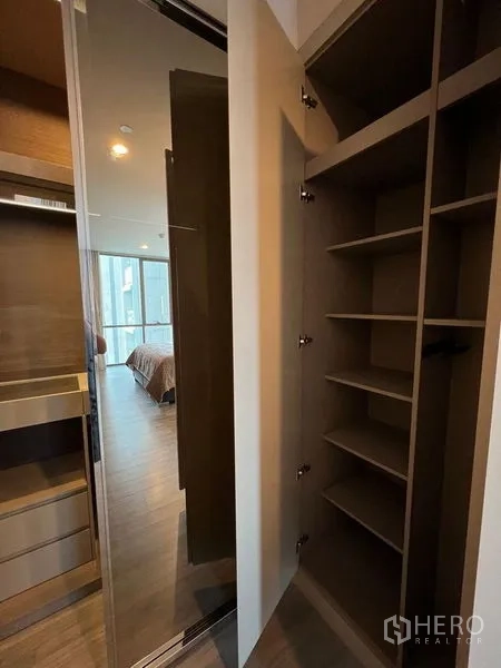 คอนโด ให้เช่าในWatthana, Bangkok - ตู้เก็บของสูงพร้อมบานเลื่อนกระจกเงา ข้างทางเข้าห้องนอน