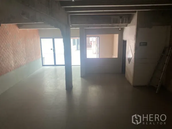 พื้นที่ขายปลีก ให้เช่าในKhlong Toei, Bangkok - ผังห้องลึกทรงสี่เหลี่ยมผืนผ้า มองไปยังประตูกระจกหน้า พร้อมช่องหน้าต่างกั้นห้อง