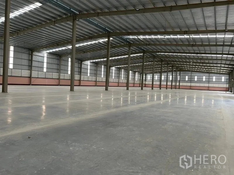 คลังสินค้า ให้เช่าในNikhom Phatthana, Rayong - พื้นโกดังสะอาด ผนังระบายอากาศ และแสงธรรมชาติส่องทั่วพื้นที่