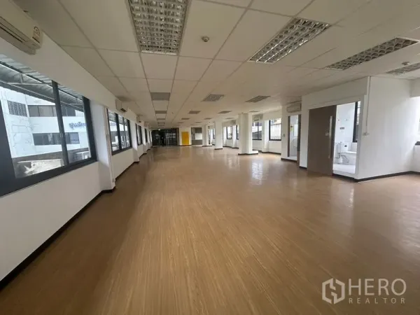办公空间 出租在Bang Rak, Bangkok - 修长灵活的整层办公空间，两侧开窗并设有会议室入口。