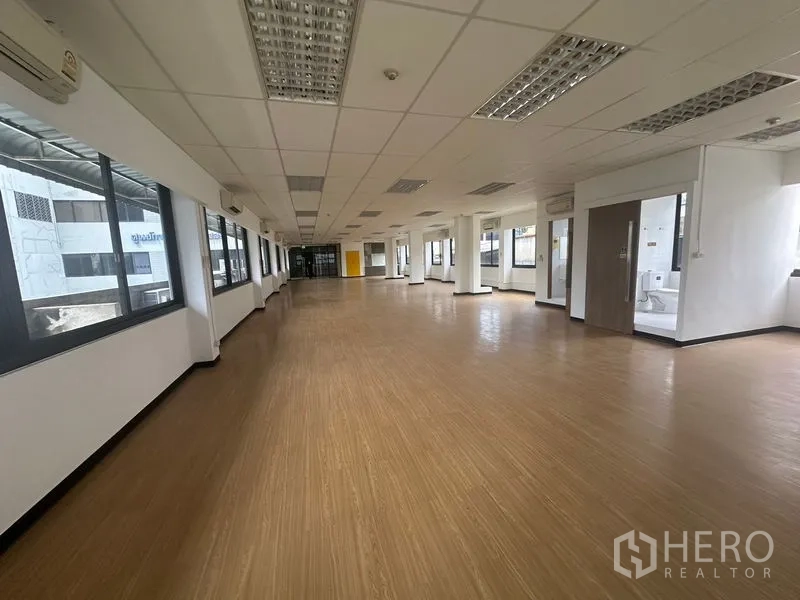 办公空间 出租在Bang Rak, Bangkok - 修长灵活的整层办公空间，两侧开窗并设有会议室入口。