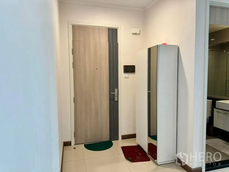 คอนโด ขายในRatchathewi, Bangkok - โถงทางเข้าพร้อมประตูไม้ ตู้รองเท้า และกระจกเต็มตัว