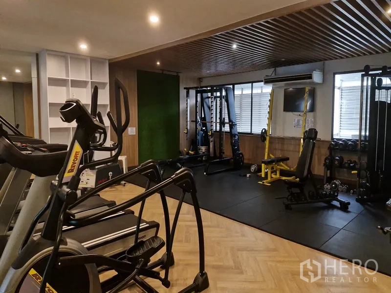 คอนโด ให้เช่าในWatthana, Bangkok - ฟิตเนสของอาคารพร้อมเครื่องคาร์ดิโอและเวทเทรนนิ่ง