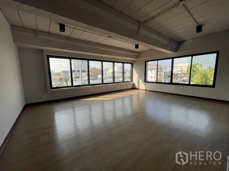 带办公室的家 出租在Phaya Thai, Bangkok - 采光充足的房间，落地大窗可观城市景观，木纹地面。