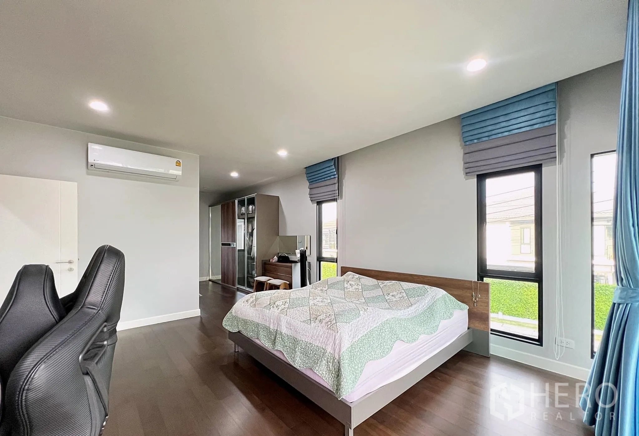 บ้าน ให้เช่าหรือขายในLam Luk Ka, Pathum Thani - ห้องนอนใหญ่พื้นไม้ หน้าต่างมุมกว้าง พร้อมเตียงนอน