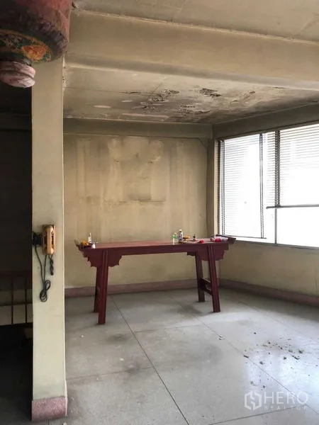 อาคารพาณิชย์ ให้เช่าในKhlong Toei, Bangkok - มุมห้องเล็กเพดานเก่า มีหน้าต่าง เหมาะเป็นที่เก็บของ