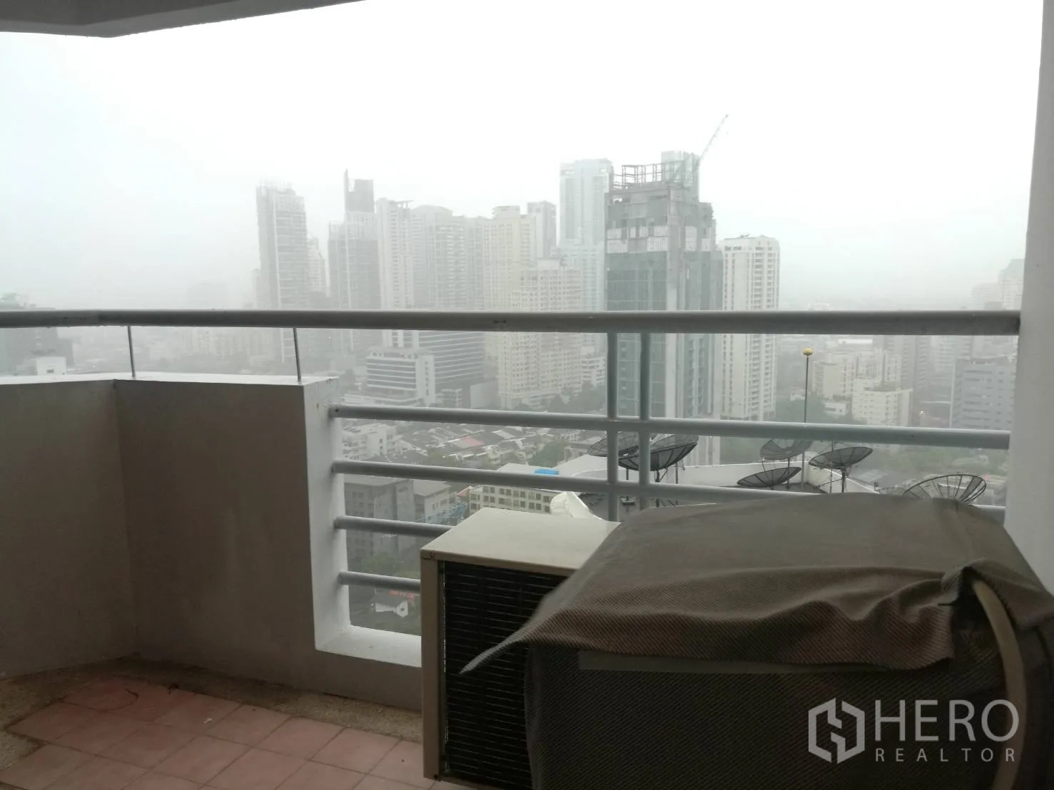 คอนโด ให้เช่าในKhlong Toei, Bangkok - ระเบียงมีหลังคา ราวกันตก มองเห็นวิวสกายไลน์กรุงเทพฯ