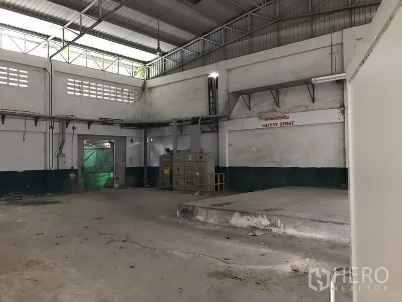 โรงงาน ให้เช่าในMueang Chon Buri, Chon Buri - โซนยูทิลิตี้ภายในมีแท่นขนถ่ายและห้องควบคุมไฟฟ้า พร้อมป้ายความปลอดภัย