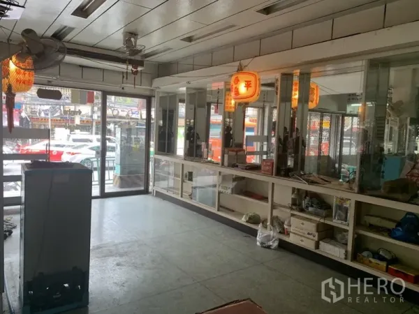 อาคารพาณิชย์ ให้เช่าในKhlong Toei, Bangkok - โถงโชว์รูมโล่ง ประตูกระจกบานเลื่อน พร้อมตู้โชว์บิลท์อิน มองเห็นวิวถนน