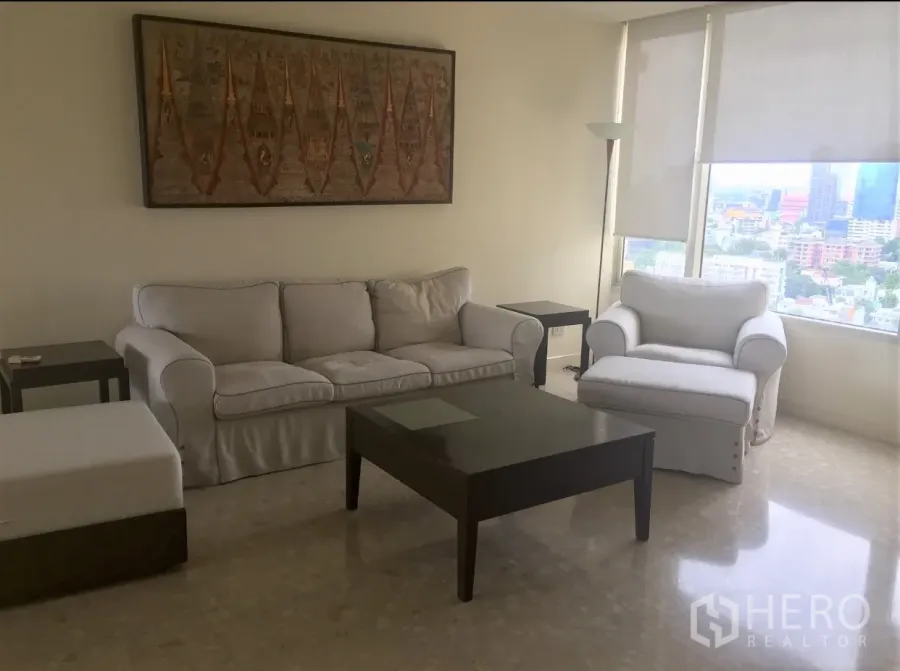 คอนโด ให้เช่าในWatthana, Bangkok - ห้องนั่งเล่นกว้าง โซฟาสีอ่อนและหน้าต่างบานใหญ่ มองเห็นสกายไลน์