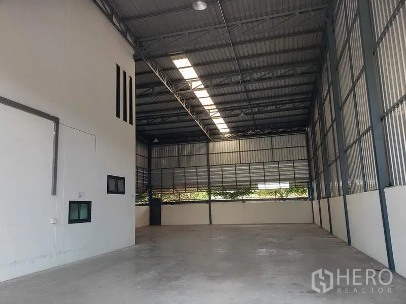 โรงงาน ให้เช่าหรือขายในLam Luk Ka, Pathum Thani - ฮอลล์ผลิตกว้าง พื้นคอนกรีต และช่องลมรอบด้าน