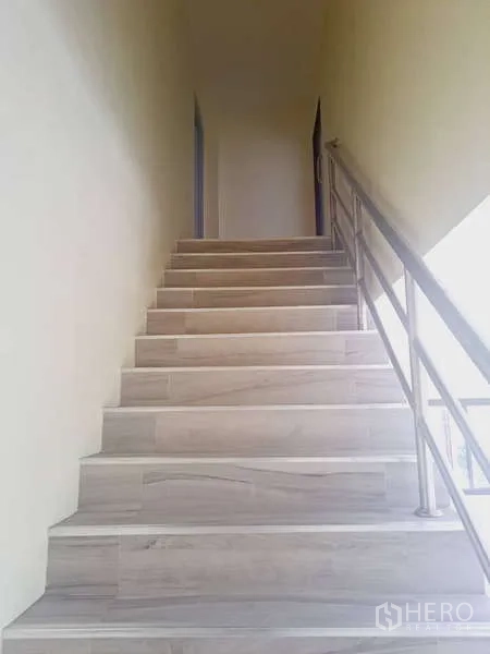 货栈 出租在Mueang Samut Prakan, Samut Prakan - 直梯通道，金属栏杆与浅木纹踏步。