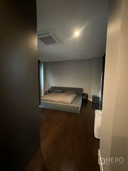 บ้าน ให้เช่าในSaphan Sung, Bangkok - ห้องนอนพื้นไม้สีเข้ม เตียงเตี้ยสไตล์มินิมอล