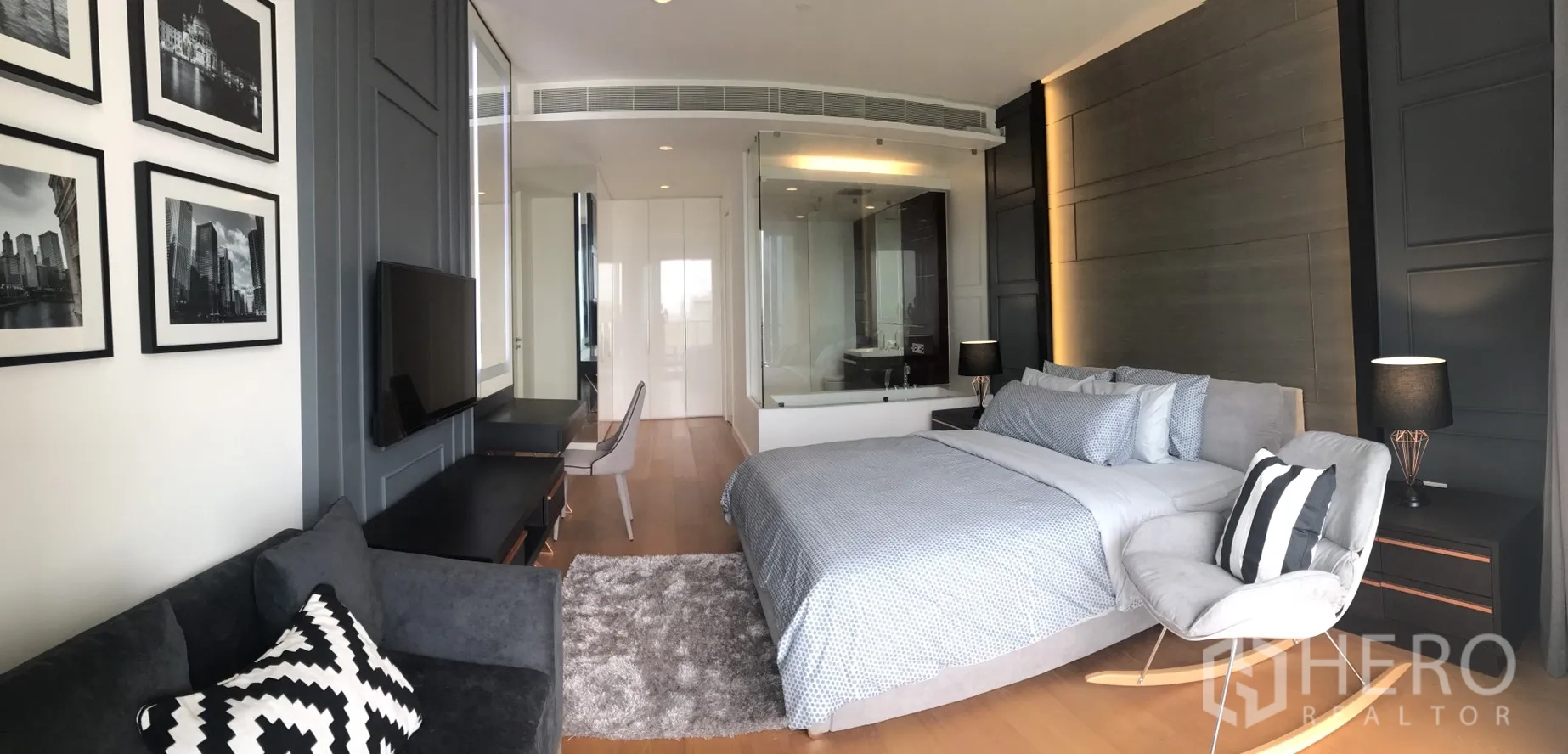 คอนโด ให้เช่าในPathum Wan, Bangkok - มาสเตอร์เบดรูมพร้อมห้องน้ำกระจกและมุมนั่งพักผ่อน