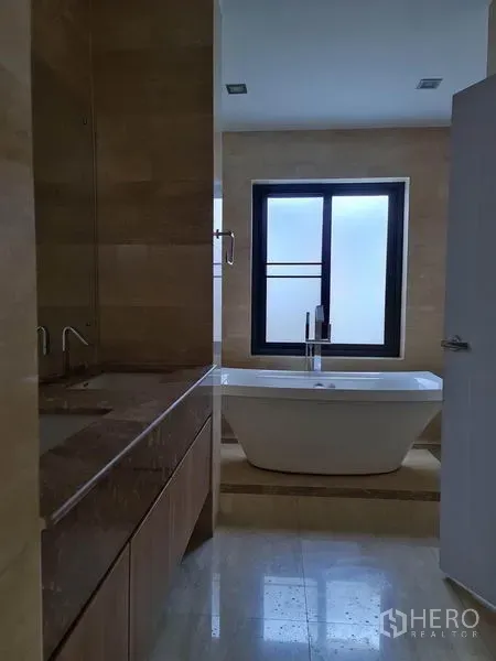 独立式住宅 出售在Khlong Toei, Bangkok - 现代卫浴，独立浴缸，长台面，石材墙地与磨砂窗。