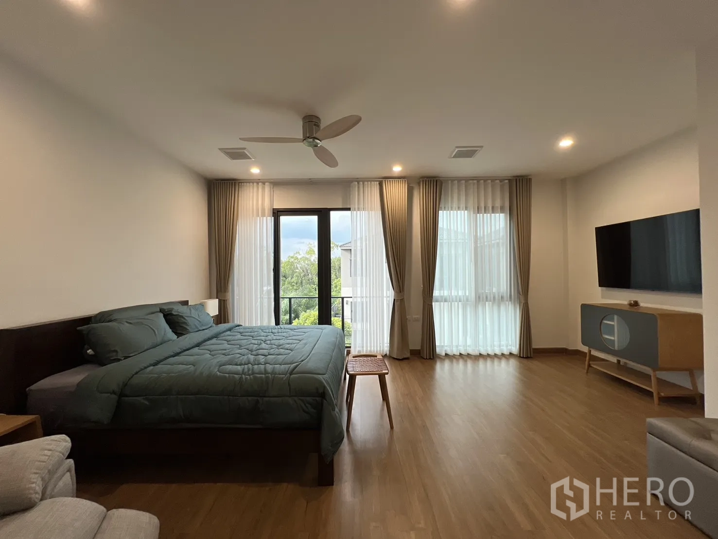 Detached House for rent in Prawet, Bangkok - Master suite overlooking greenery through large windows.