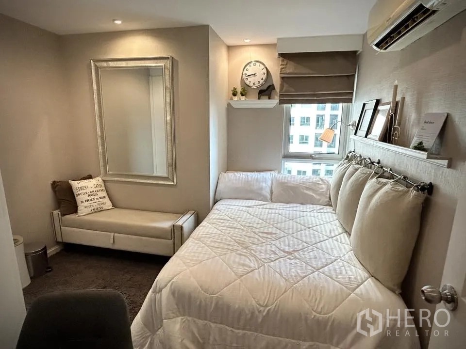 คอนโด for rent in Huai Khwang, Bangkok - ห้องขนาดกะทัดรัดมีเตียง โซฟาเล็ก กระจกบานใหญ่ และเครื่องปรับอากาศ