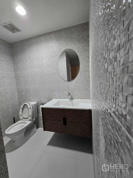 ทาวน์เฮาส์ ให้เช่าในBang Na, Bangkok - ห้องน้ำปูกระเบื้องโมเสค เคาน์เตอร์อ่างล้างหน้า กระจกวงรี และโถสุขภัณฑ์